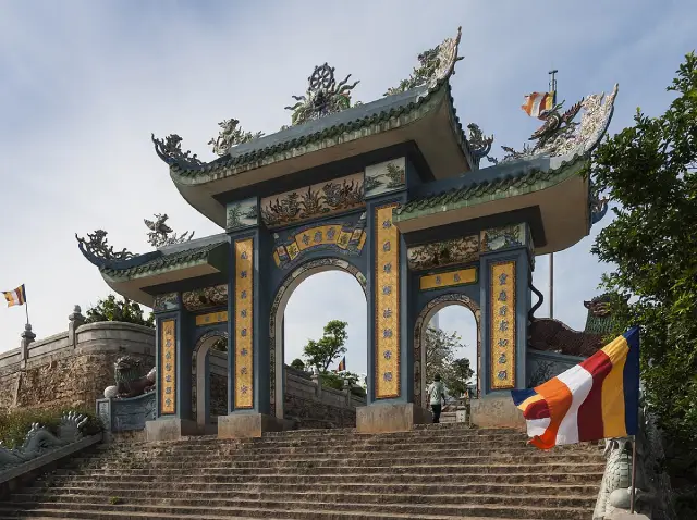 Cổng chùa Linh Ứng Bà Nà