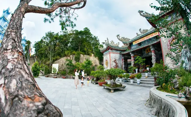 Khuôn viên chùa Linh Ứng Bà Nà